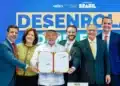 Lula de chapéu panamá segura pasta oficial junto a ministros durante lançamento do Desenrola Adimplentes