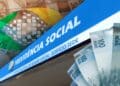 Fachada da Previdência Social cercada de cédulas de real, em referência ao consignado descontado do benefício do INSS