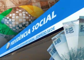 Fachada da Previdência Social cercada de cédulas de real, em referência ao consignado descontado do benefício do INSS