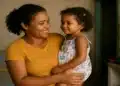 Inscrições até 24/06: 'Mães de Pernambuco' abre vagas para mulheres receberem auxílio mensal de R$ 300 12 Mães e responsáveis por crianças de até 6 anos podem confirmar a participação no programa até 24 de junho. Imagem: Notícias Benefícios.