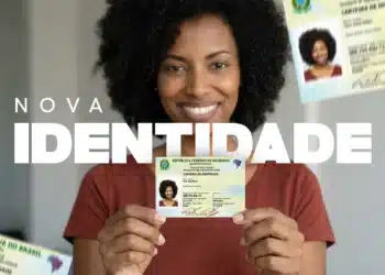 Mulher sorridente segura nova carteira de identidade brasileira com destaque para o documento e fundo claro
