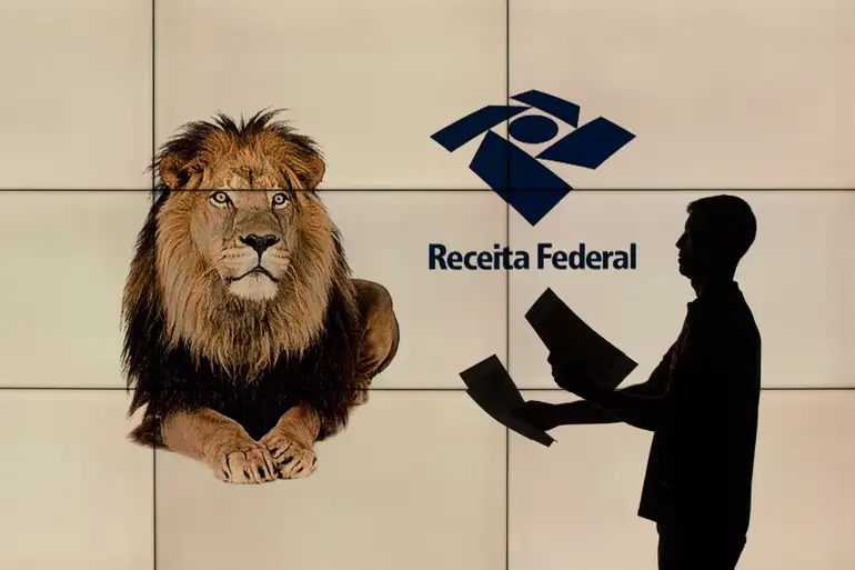 Cashback do Imposto de Renda: Receita abre consulta a lote especial nesta quarta (8) e revela quem será beneficiado 2 Silhueta de pessoa com papéis diante do leão e logotipo da Receita Federal em fundo claro